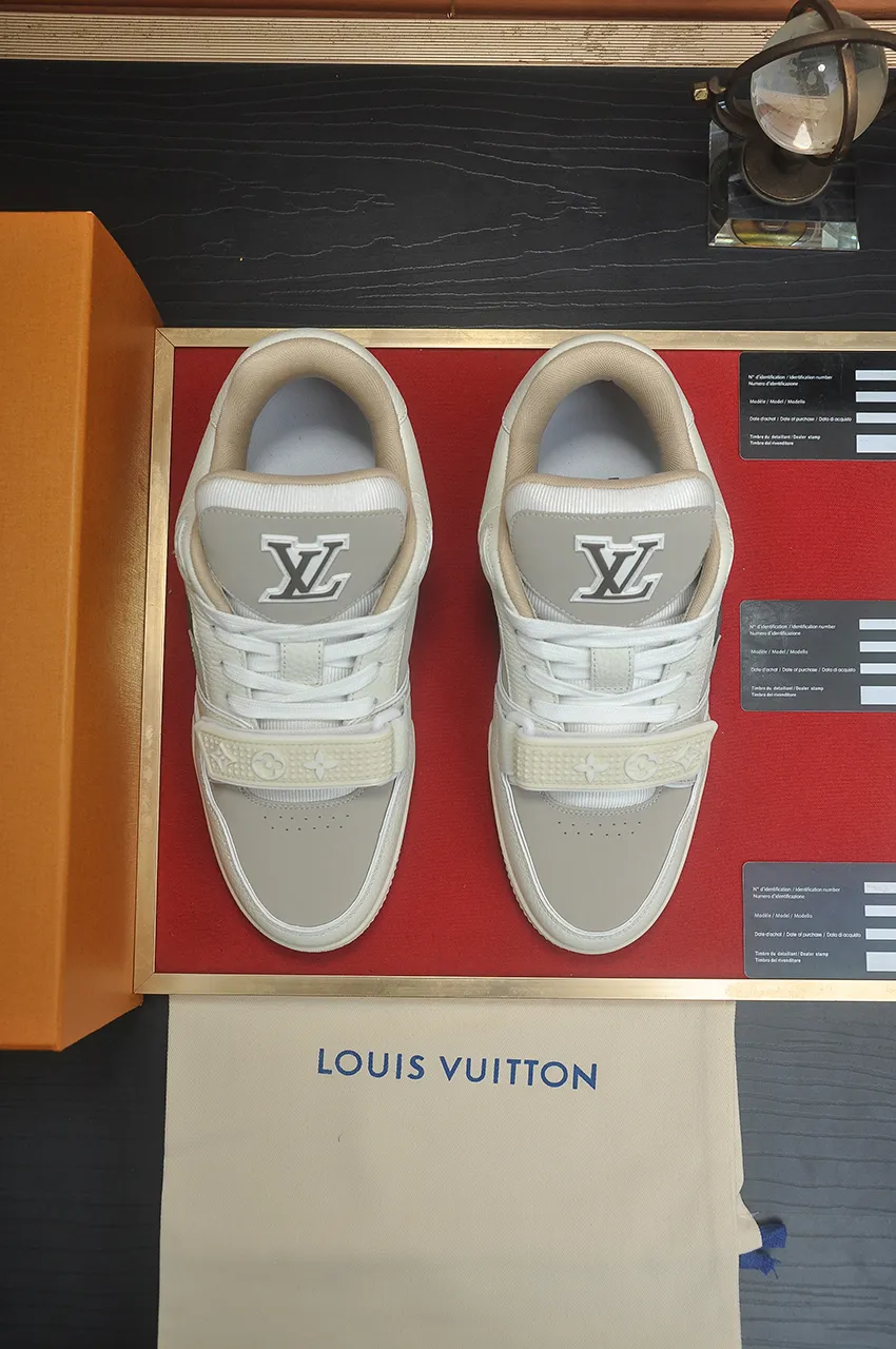 Men's men's shoes 💰640💶Original development, quality shipping, welcome to compare - LV sneaker series LV Trainer Maxi sneakers introduce the loose silhouette of the ready-to-wear series into the LV Trainer sneaker design written by Virgil Abloh, making an eye-catching appearance in the spring and summer men's wear shows. The cow leather upper is combined with rough fabric laces, and colorful beading highlights the brand's classic elements. LV letters mark the tongue and Monogram floral outsole. Mixed materials Made of first-layer cowhide, wrapped in imported custom-printed denim, thick shoelace design, large Monogram print on the side, "lv 54" badges on the tongue and heel, rubber outsole decorated with Monogram flowers, mesh lining and cotton feet, the comfort is as extreme as ever, premium heritage, quality first, worth owning! Size: Women's 35-39 (customized at 40, non-refundable) Men's 39-45 (customized at 38.46, non-refundable) ♡Full set of packaging with original gift box